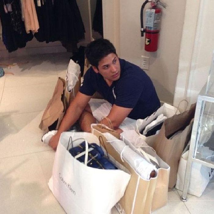 Tình hình chung của cánh mày râu cận Tết... Chờ người yêu shopping-9