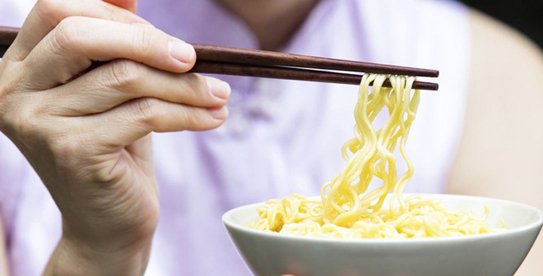 Chỉ bằng 3 bát mỳ, cha dạy con trai bài học thấm thía về cho và nhận-3