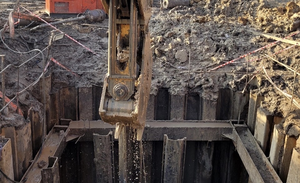 Rút thành công ống vách tại hiện trường bé trai rơi xuống cọc bê tông-1