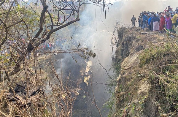 Máy bay chở 72 người rơi ở Nepal, nhiều người chết-1