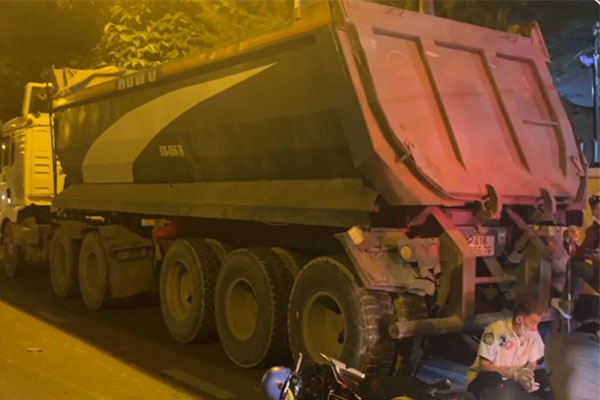 Xe ben bật tung cửa khi vào cua, suýt vả trúng ô tô con-1