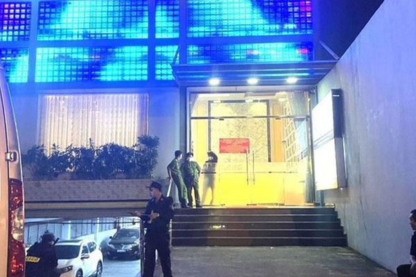 Tiếp viên nữ múa thoát y trong quán karaoke ở Bình Dương-1