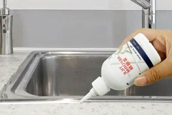 Keo dán bồn rửa và toilet bị mốc đen, hướng dẫn cách làm đúng cách, sạch sẽ dễ dàng