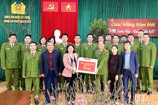 Tập trung chăm lo phục vụ Tết cho nhân dân, đảm bảo mọi người, mọi nhà đều có Tết
