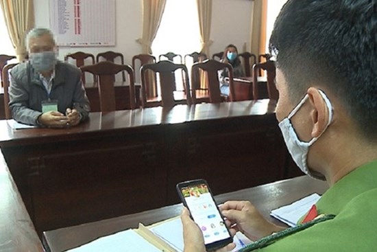 Giả danh công an, viện phó lừa cán bộ hưu trí 2,2 tỷ đồng