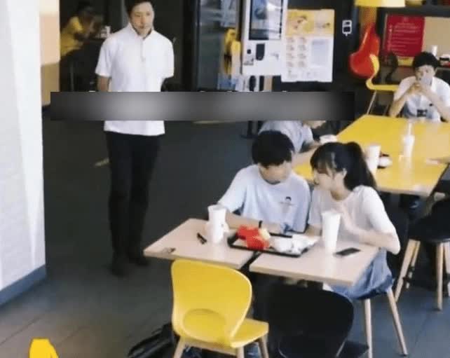 Vô tình thấy con trai đưa bạn gái đi hẹn hò, ông bố có hành động cực TINH TẾ, phụ huynh khác có thể học hỏi-1