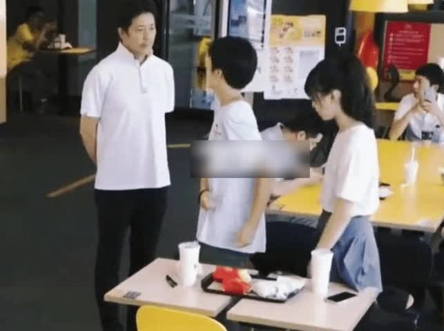 Vô tình thấy con trai đưa bạn gái đi hẹn hò, ông bố có hành động cực TINH TẾ, phụ huynh khác có thể học hỏi-2