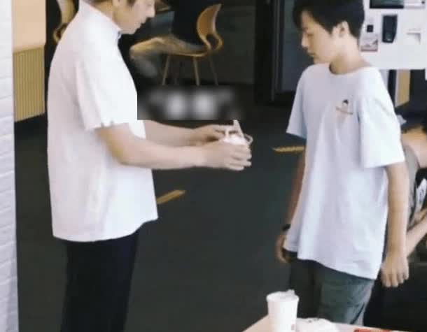 Vô tình thấy con trai đưa bạn gái đi hẹn hò, ông bố có hành động cực TINH TẾ, phụ huynh khác có thể học hỏi-3