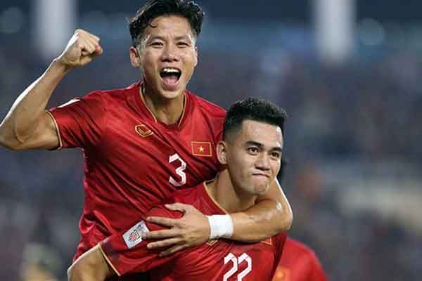 Ảnh: HLV Park Hang-seo trầm ngâm, ôm chặt học trò trong buổi tập cuối cùng ĐT Việt Nam-11