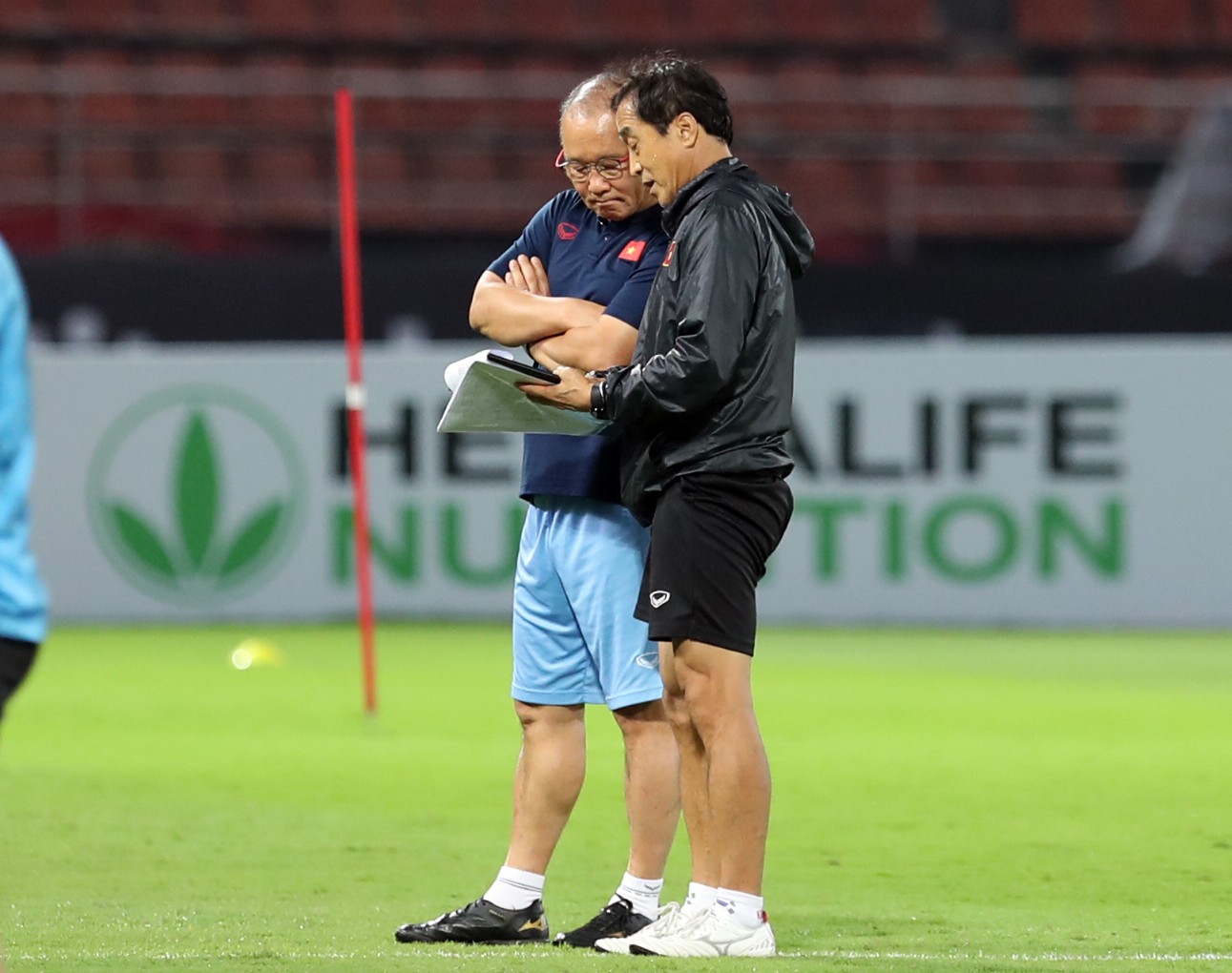 Ảnh: HLV Park Hang-seo trầm ngâm, ôm chặt học trò trong buổi tập cuối cùng ĐT Việt Nam-1