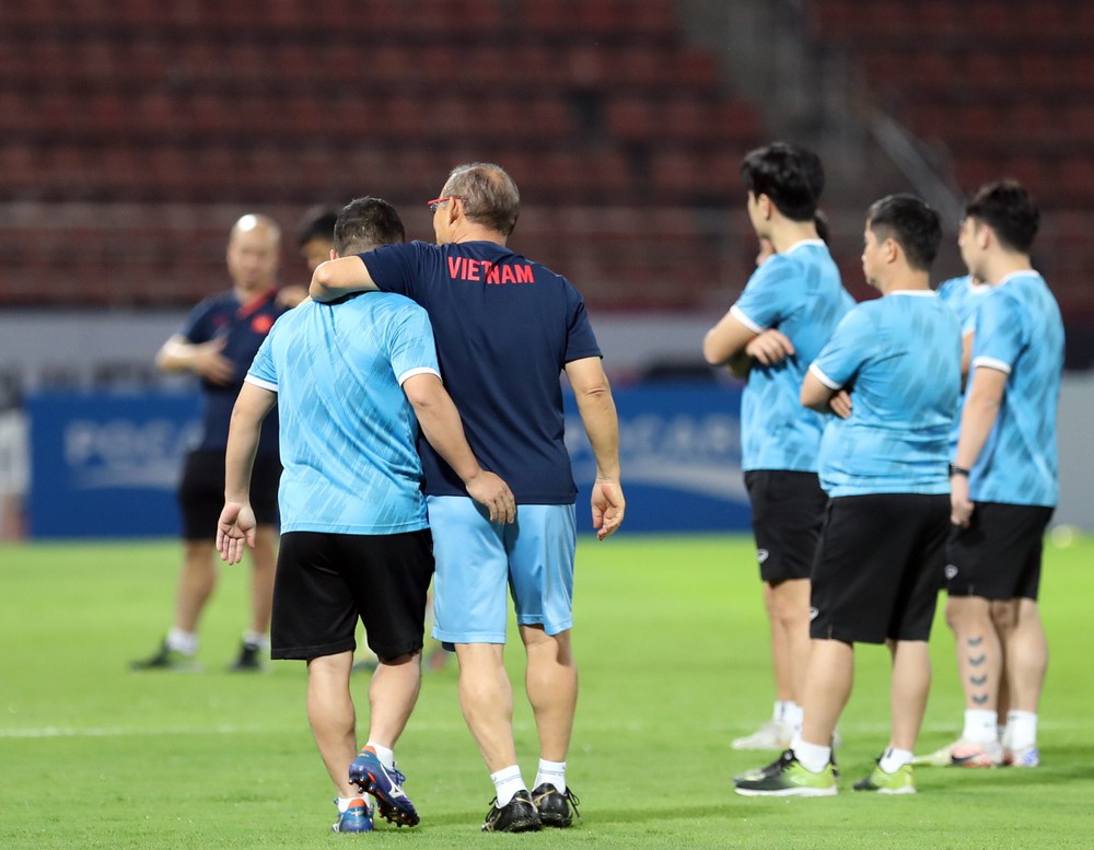 Ảnh: HLV Park Hang-seo trầm ngâm, ôm chặt học trò trong buổi tập cuối cùng ĐT Việt Nam-4