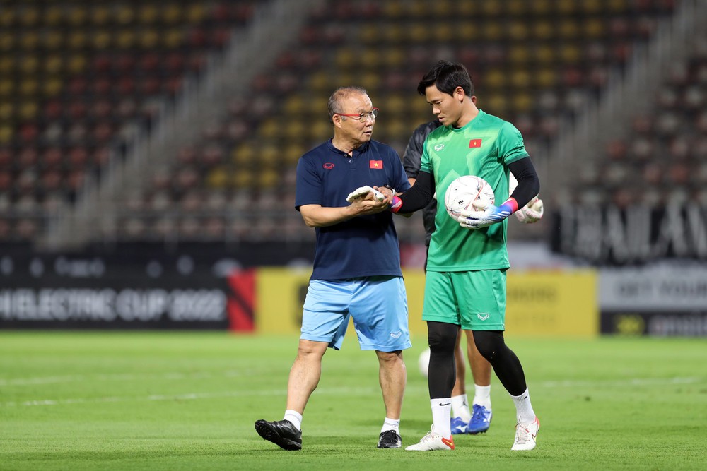 Ảnh: HLV Park Hang-seo trầm ngâm, ôm chặt học trò trong buổi tập cuối cùng ĐT Việt Nam-5