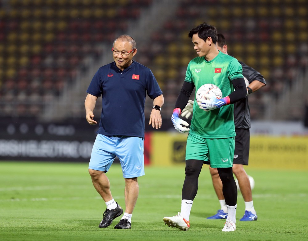 Ảnh: HLV Park Hang-seo trầm ngâm, ôm chặt học trò trong buổi tập cuối cùng ĐT Việt Nam-6