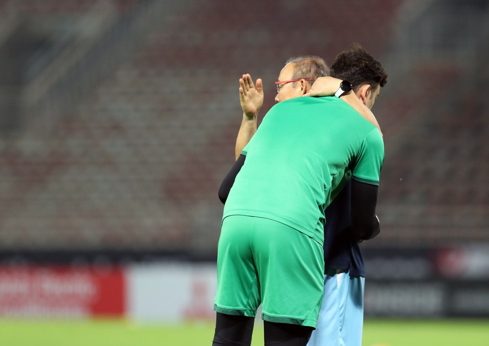 Ảnh: HLV Park Hang-seo trầm ngâm, ôm chặt học trò trong buổi tập cuối cùng ĐT Việt Nam-7