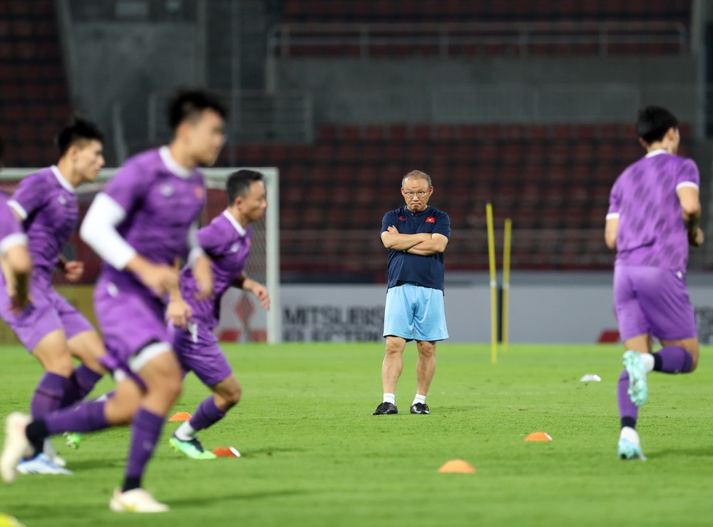 Ảnh: HLV Park Hang-seo trầm ngâm, ôm chặt học trò trong buổi tập cuối cùng ĐT Việt Nam-10