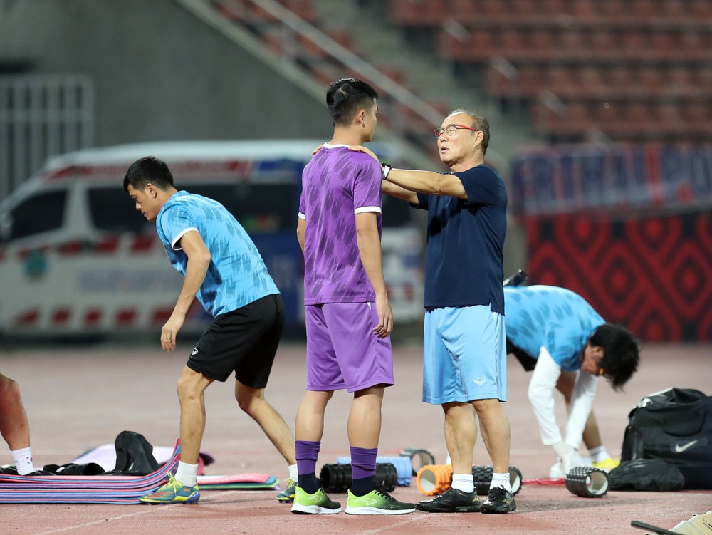 Ảnh: HLV Park Hang-seo trầm ngâm, ôm chặt học trò trong buổi tập cuối cùng ĐT Việt Nam-8