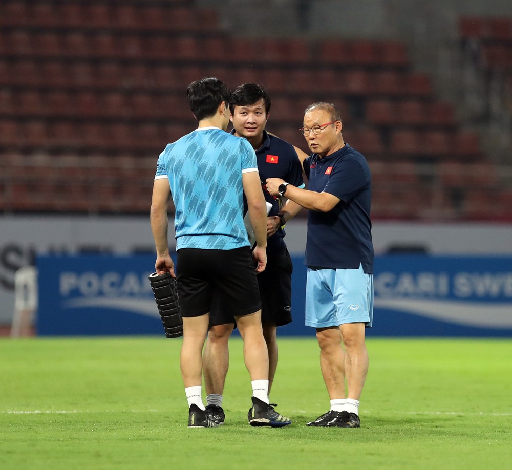 Ảnh: HLV Park Hang-seo trầm ngâm, ôm chặt học trò trong buổi tập cuối cùng ĐT Việt Nam-9