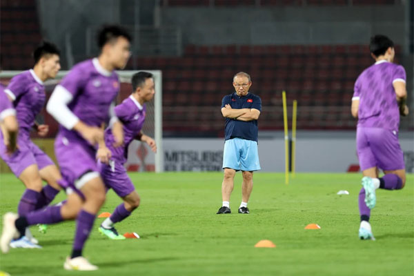 Bị thay ngay trong hiệp 1, Tuấn Anh lầm lũi không bắt tay trợ lý HLV Việt Nam-3