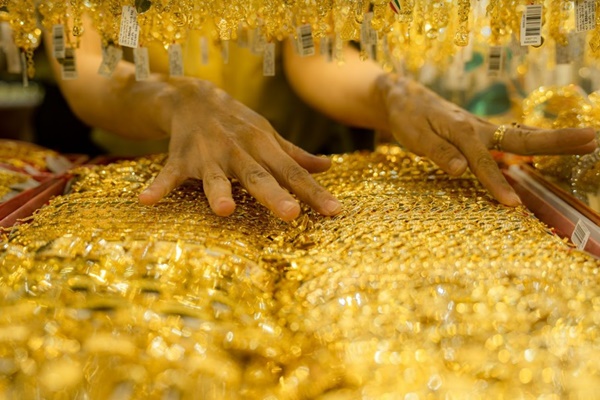 Giá vàng hôm nay 17/1: Thận trọng trước đà tăng giá-2