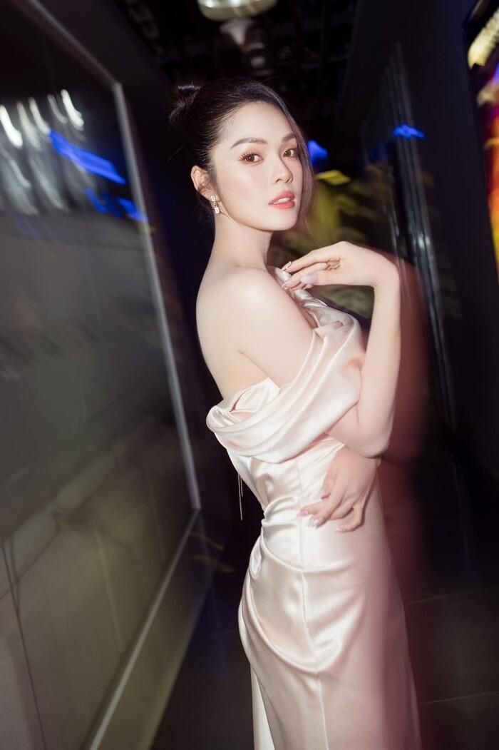 Giữa lúc nợ nần, Dương Cẩm Lynh phải thanh lý đồ, không dám mặc đẹp ra đường-1