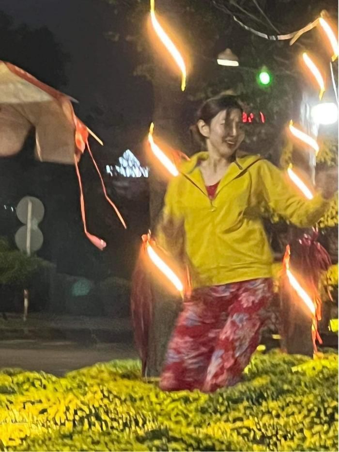 Thùy Tiên bị bắt gặp đi mua hoa Tết, người hâm mộ thi nhau bình luận: Lại mượn đồ của má nữa hả-4