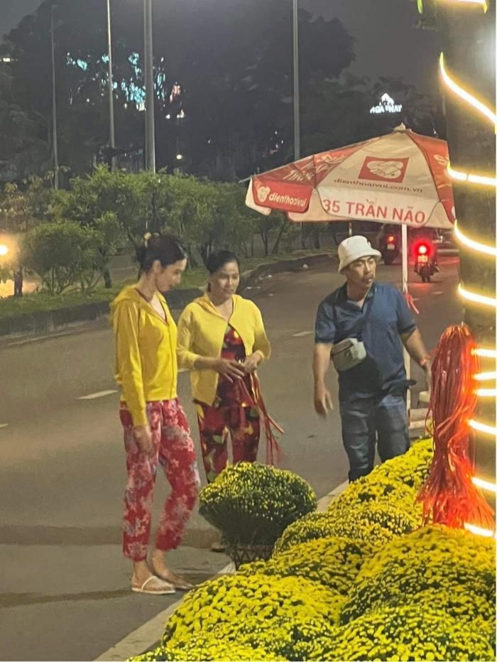 Thùy Tiên bị bắt gặp đi mua hoa Tết, người hâm mộ thi nhau bình luận: Lại mượn đồ của má nữa hả-3