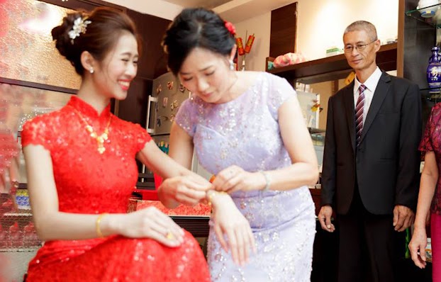 Tiệc cưới mẹ chồng trao 5 cây vàng trĩu cổ rồi thì thầm nhắc nhở, sau đêm tân hôn tôi quyết ly hôn-1