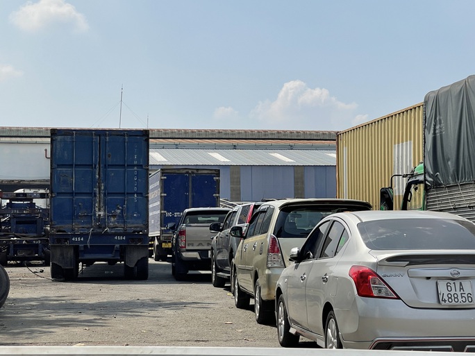 Ngày đầu trung tâm đăng kiểm bị điều tra hoạt động lại: Chủ xe vỡ oà niềm vui-6