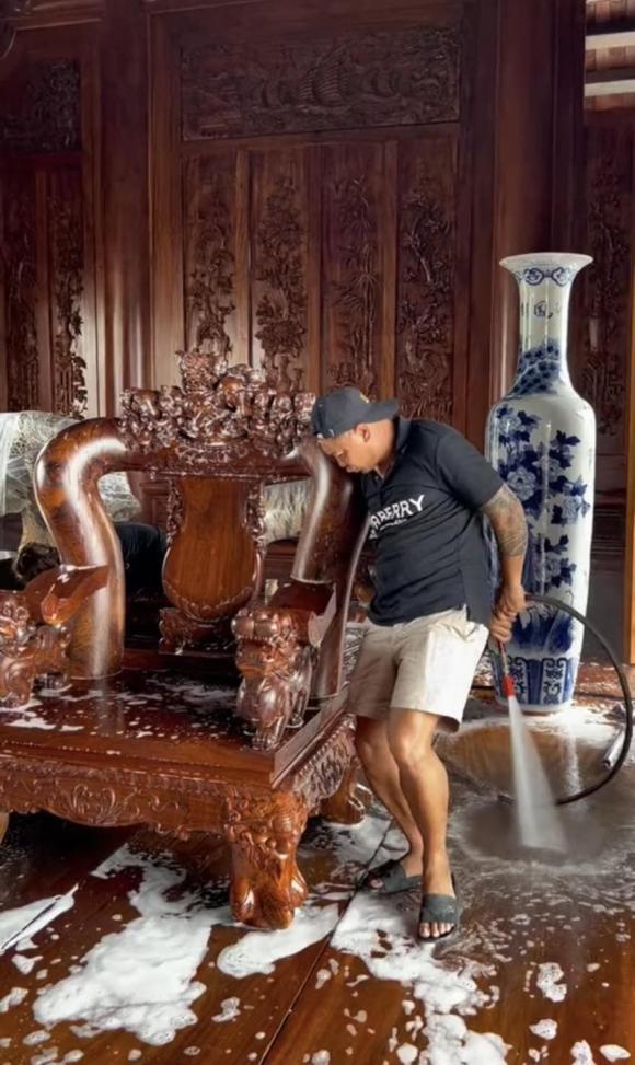 Nhà toàn đồ gỗ, gia chủ huy động người dùng vòi xịt, chất tẩy rửa để lau chùi đón Tết-1