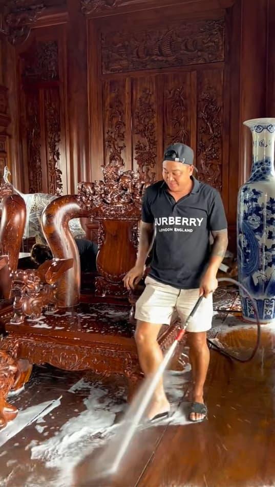 Nhà toàn đồ gỗ, gia chủ huy động người dùng vòi xịt, chất tẩy rửa để lau chùi đón Tết-2