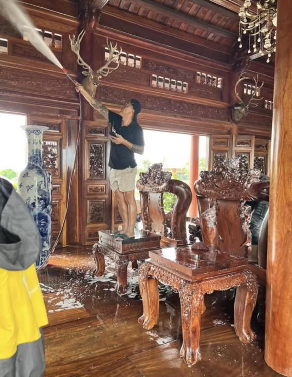 Nhà toàn đồ gỗ, gia chủ huy động người dùng vòi xịt, chất tẩy rửa để lau chùi đón Tết-3