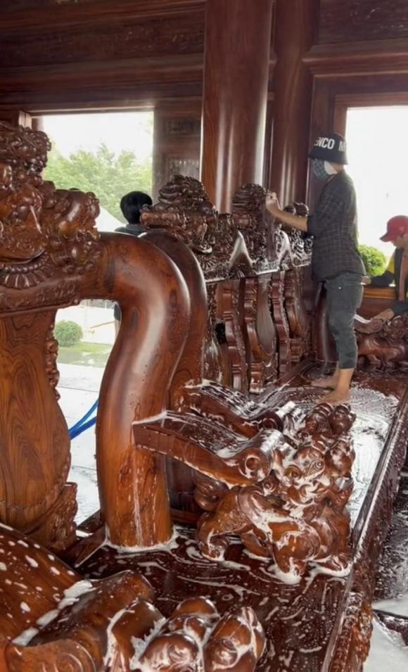 Nhà toàn đồ gỗ, gia chủ huy động người dùng vòi xịt, chất tẩy rửa để lau chùi đón Tết-4