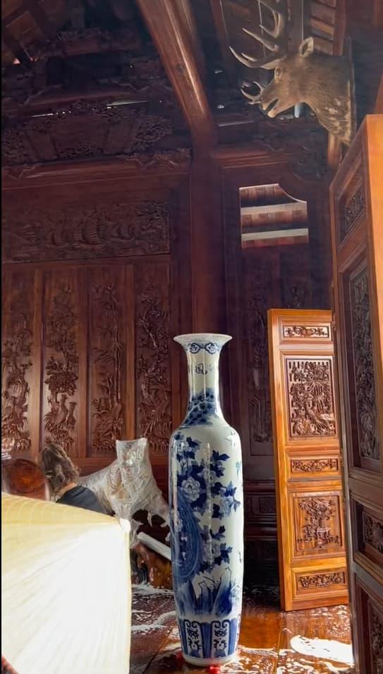 Nhà toàn đồ gỗ, gia chủ huy động người dùng vòi xịt, chất tẩy rửa để lau chùi đón Tết-5