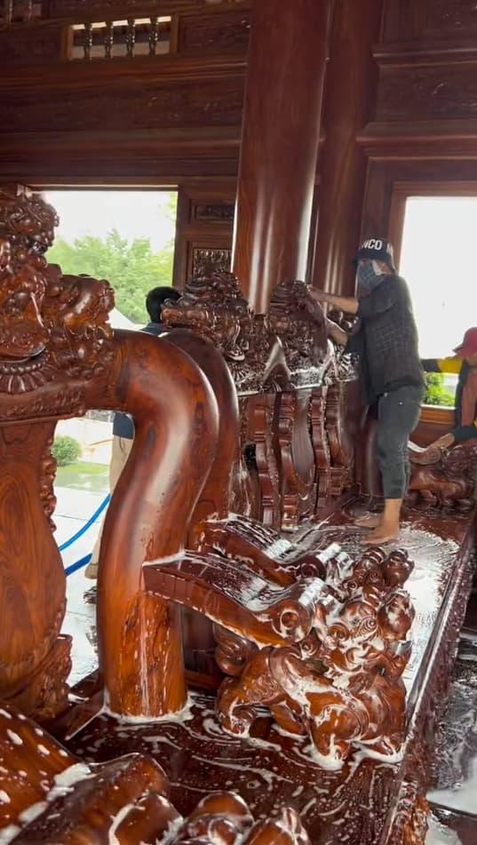 Nhà toàn đồ gỗ, gia chủ huy động người dùng vòi xịt, chất tẩy rửa để lau chùi đón Tết-6
