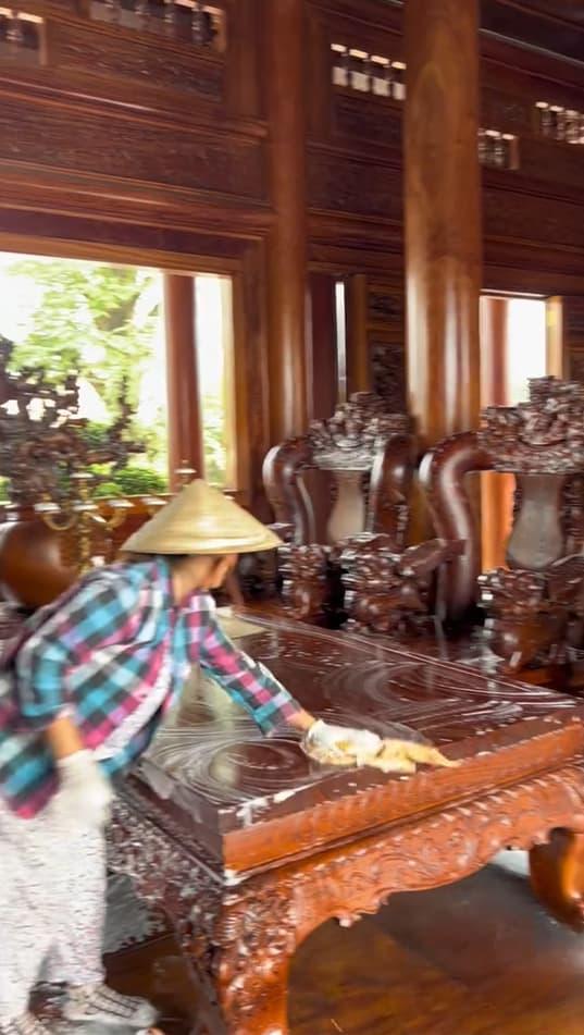 Nhà toàn đồ gỗ, gia chủ huy động người dùng vòi xịt, chất tẩy rửa để lau chùi đón Tết-7