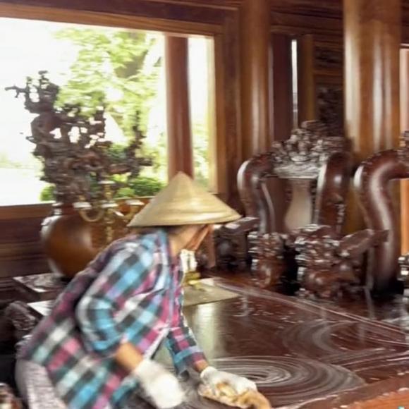 Nhà toàn đồ gỗ, gia chủ huy động người dùng vòi xịt, chất tẩy rửa để lau chùi đón Tết-8