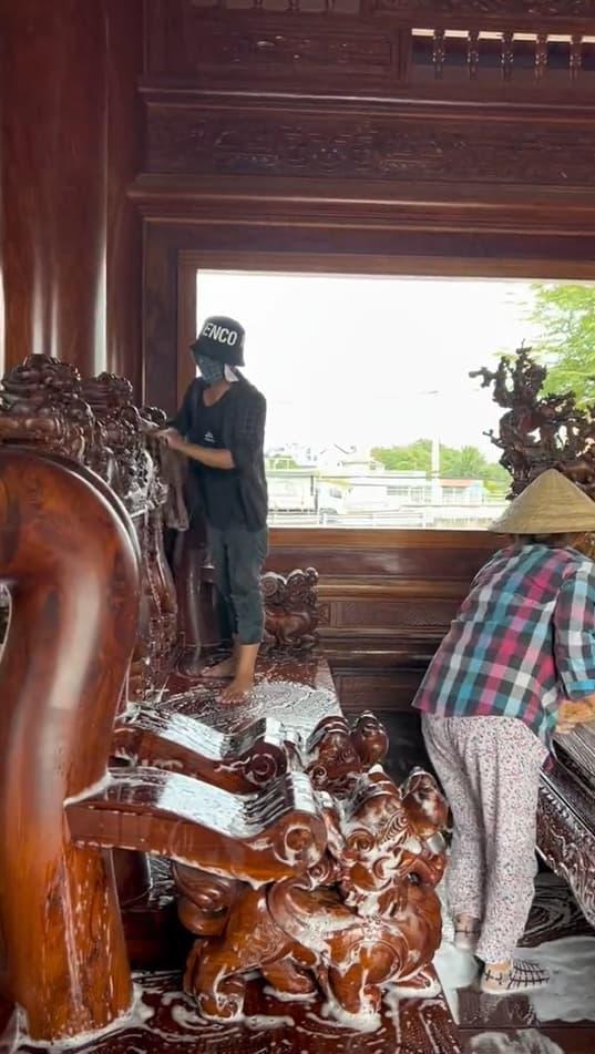 Nhà toàn đồ gỗ, gia chủ huy động người dùng vòi xịt, chất tẩy rửa để lau chùi đón Tết-9