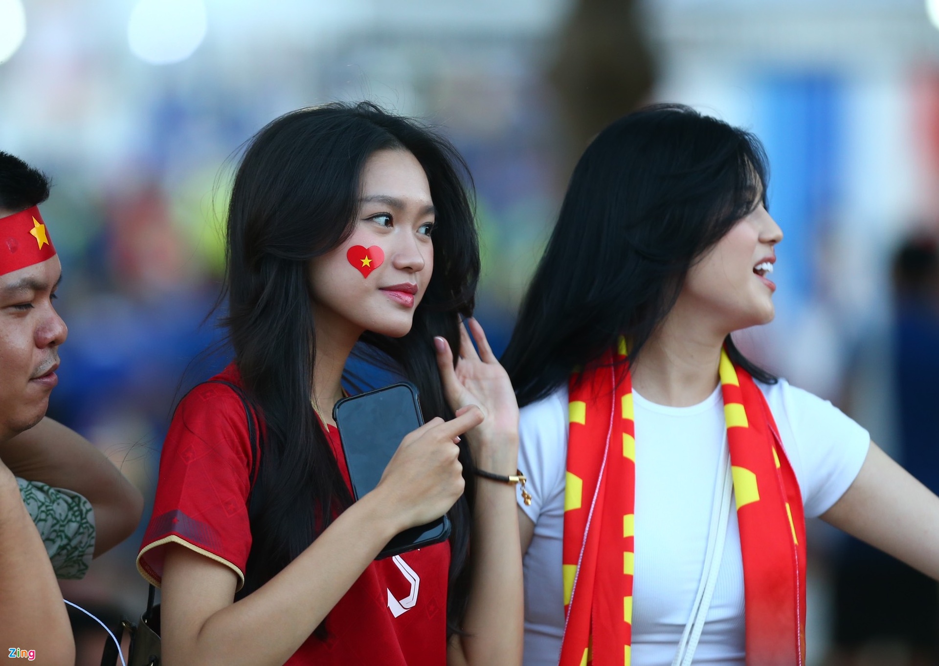 Bạn gái Văn Hậu đi cổ vũ tuyển Việt Nam-5
