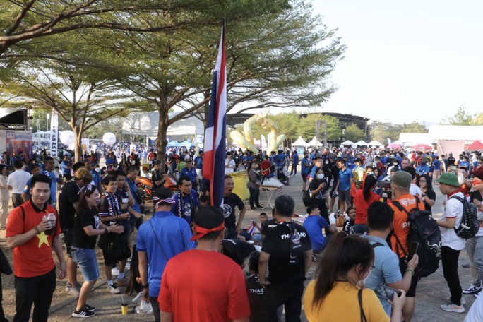 Chung kết AFF Cup: Cổ động viên rầm rộ đến Thái Lan cổ vũ tuyển Việt Nam-7