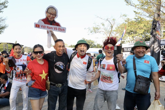 Chung kết AFF Cup: Cổ động viên rầm rộ đến Thái Lan cổ vũ tuyển Việt Nam-2