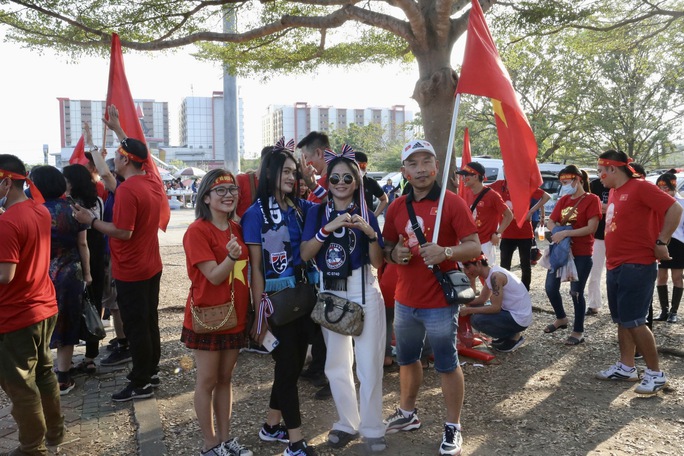 Chung kết AFF Cup: Cổ động viên rầm rộ đến Thái Lan cổ vũ tuyển Việt Nam-5