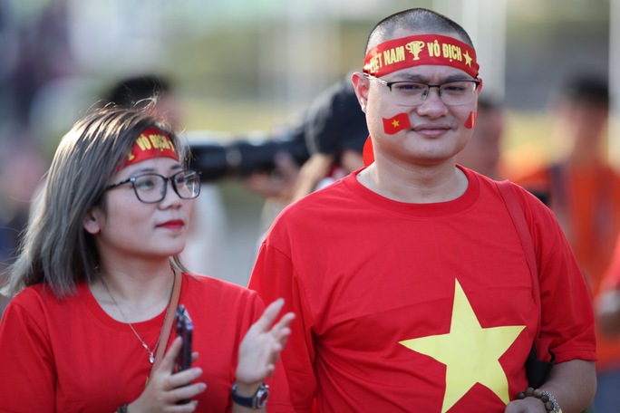 Chung kết AFF Cup: Cổ động viên rầm rộ đến Thái Lan cổ vũ tuyển Việt Nam-9