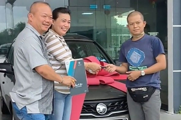 Sếp thưởng ôtô cho nhân viên làm việc 10 năm tại công ty-2