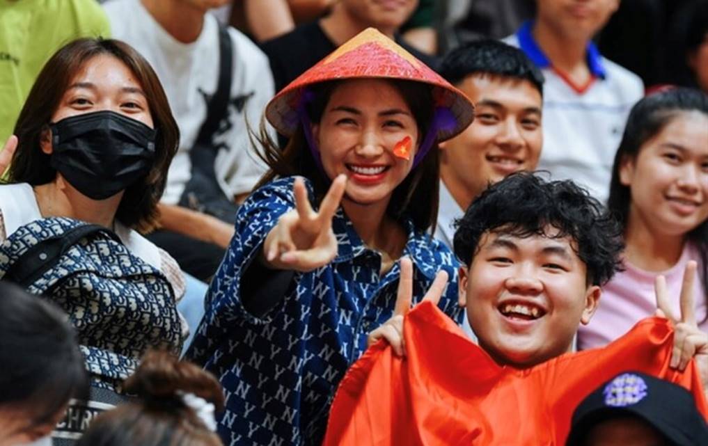 Hòa Minzy và bé Bo có mặt tại Thái Lan để cổ vũ đội tuyển Việt Nam-2