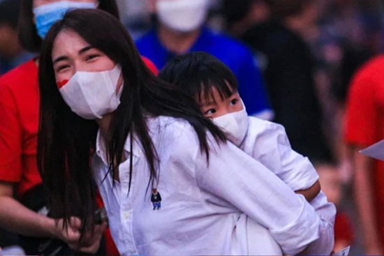 Hòa Minzy và bé Bo có mặt tại Thái Lan để cổ vũ đội tuyển Việt Nam