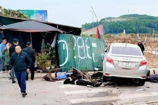 Truy tìm tài xế lao ôtô vào 5 người đang sưởi ấm bên đường-2