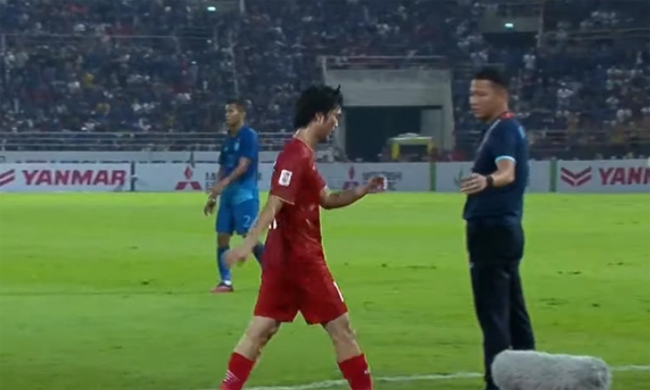 Bị thay ngay trong hiệp 1, Tuấn Anh lầm lũi không bắt tay trợ lý HLV Việt Nam-1