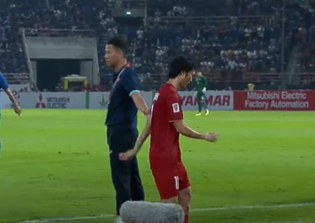 Bị thay ngay trong hiệp 1, Tuấn Anh lầm lũi không bắt tay trợ lý HLV Việt Nam-2