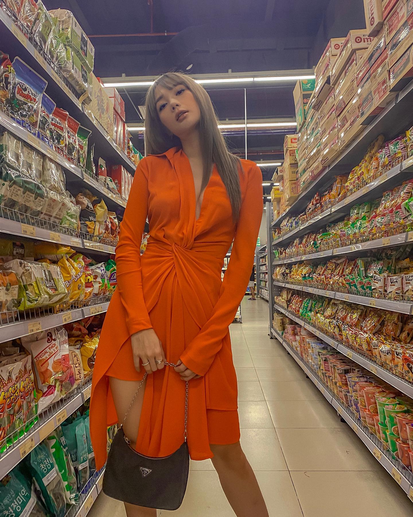 Tham khảo 10 cách diện trang phục màu nổi của sao Việt-1