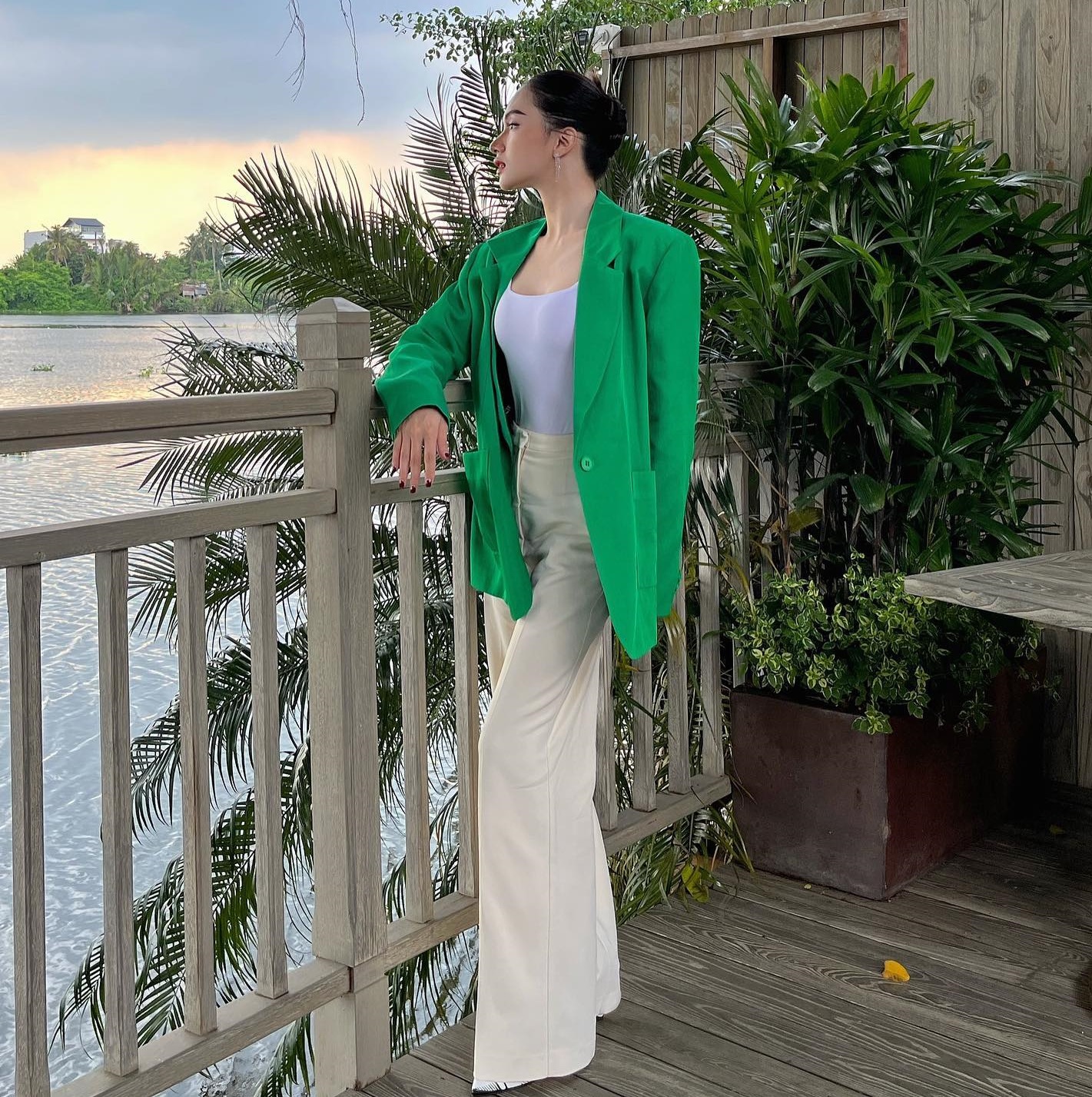 Tham khảo 10 cách diện trang phục màu nổi của sao Việt-5